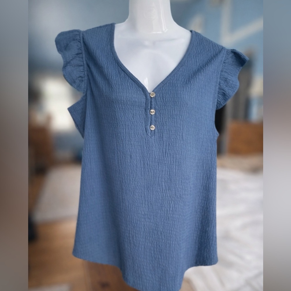 ANNE KLEIN Blue Buttoned Ruffle Cap Sleeve Top, Medium.